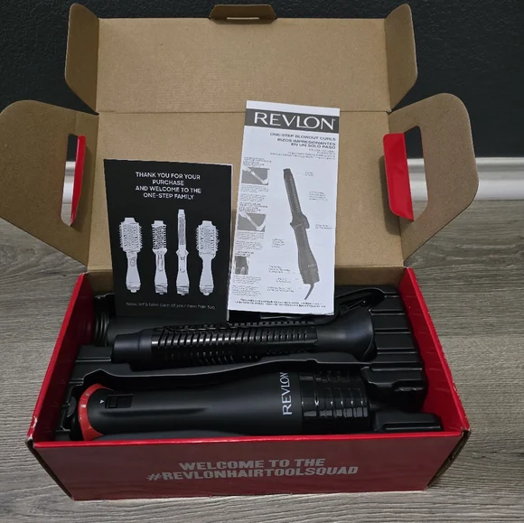 New In Box REVLON One-Step Blowout Curls Dry And Curl in One 360° Curler Vents